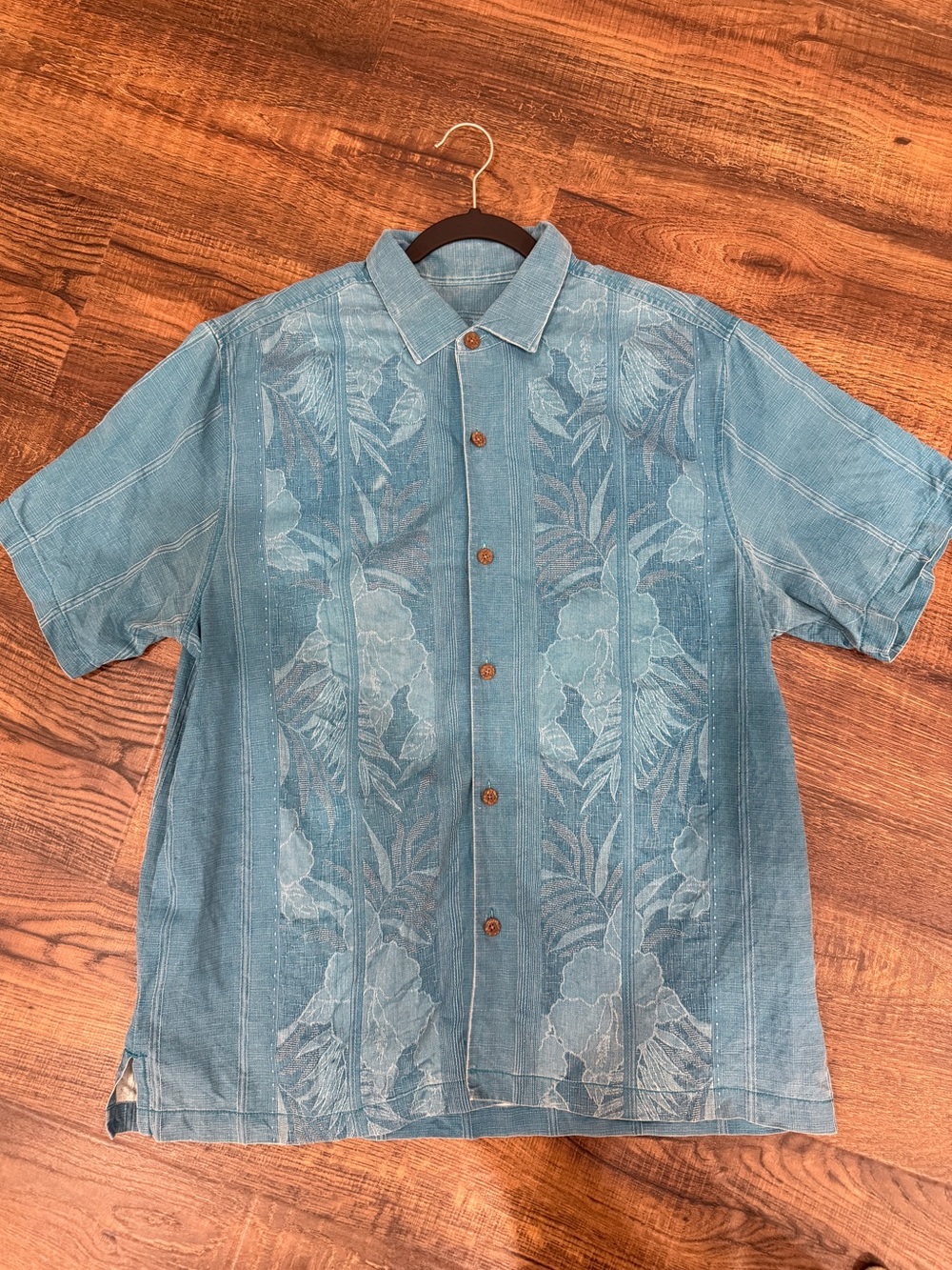 Tommy Bahama- Light Blue Short-Sleeve Button-Up Shirt- Size Large